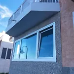 Spacious House In With Modern Comfort Hébergement de vacances *