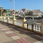 Spacious House In With Modern Comfort Hébergement de vacances *