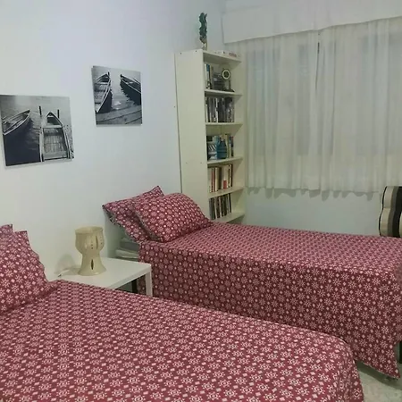 Сasa de vacaciones Spacious House In With Modern Comfort