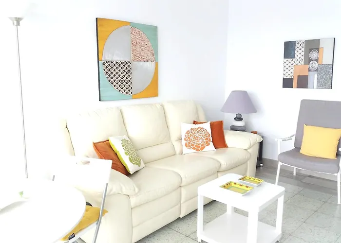 펜션 Spacious House In With Modern Comfort 텔데