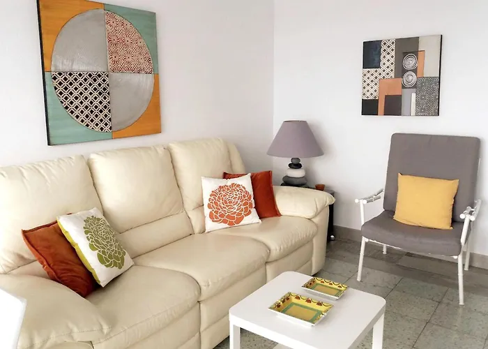 펜션 Spacious House In With Modern Comfort 텔데